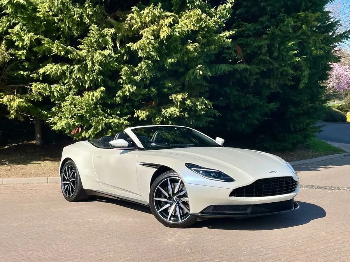 2019-aston-martin-db11-40-v8-big-8