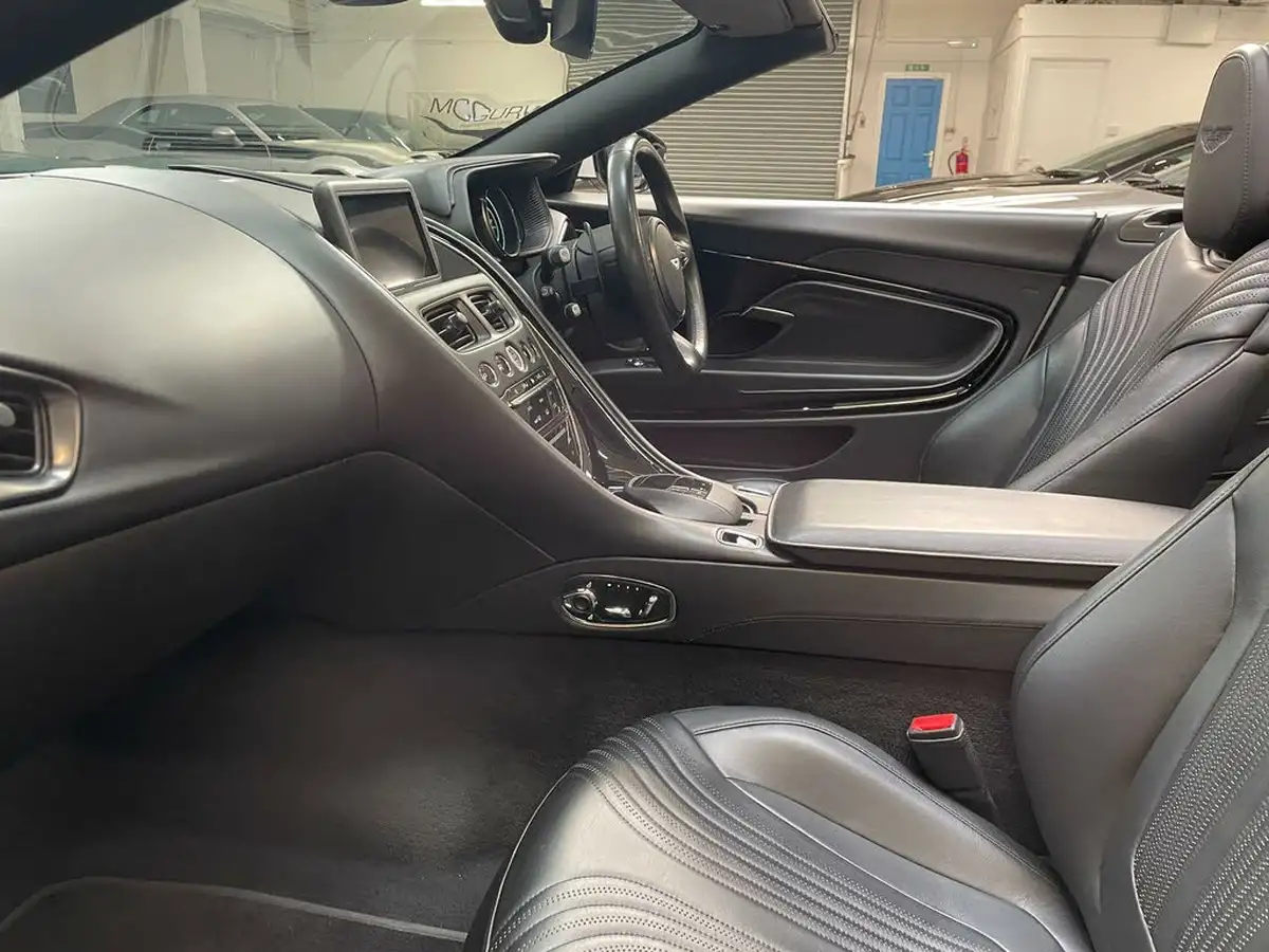 2019-aston-martin-db11-40-v8-big-12