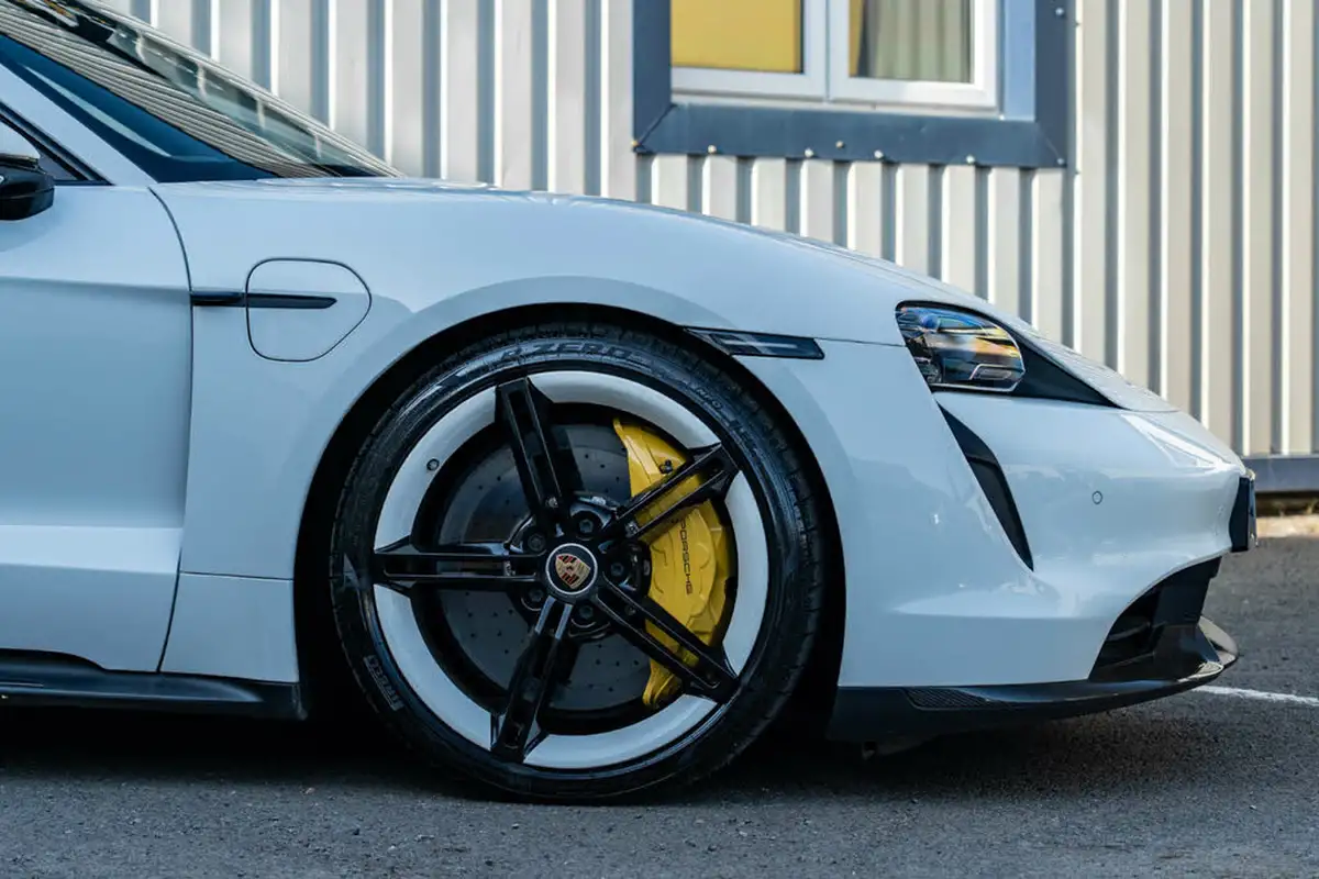 2020-porsche-taycan-e-turbo-s-big-5
