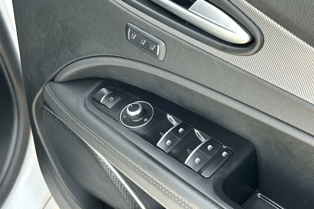 2022-alfa-romeo-stelvio-20-veloce-big-17