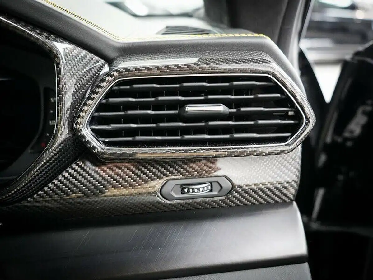 2022-lamborghini-urus-40-no-trim-big-10