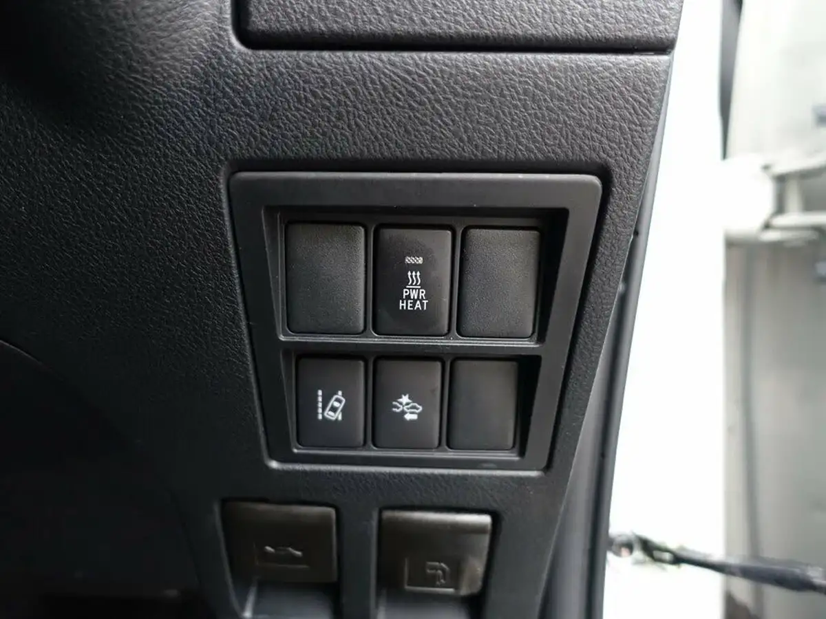 2017-toyota-hi-lux-24d-invincible-auto-big-33