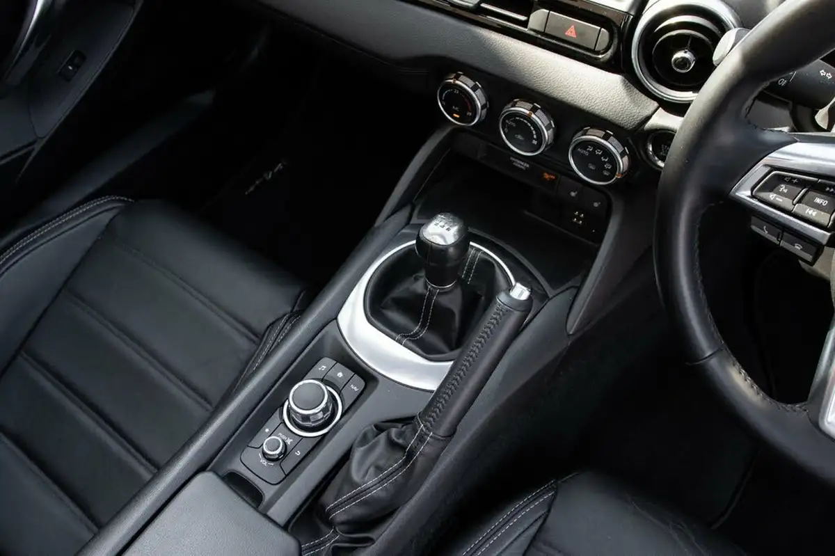 2018-fiat-124-14-multiair-124-spider-lusso-big-28