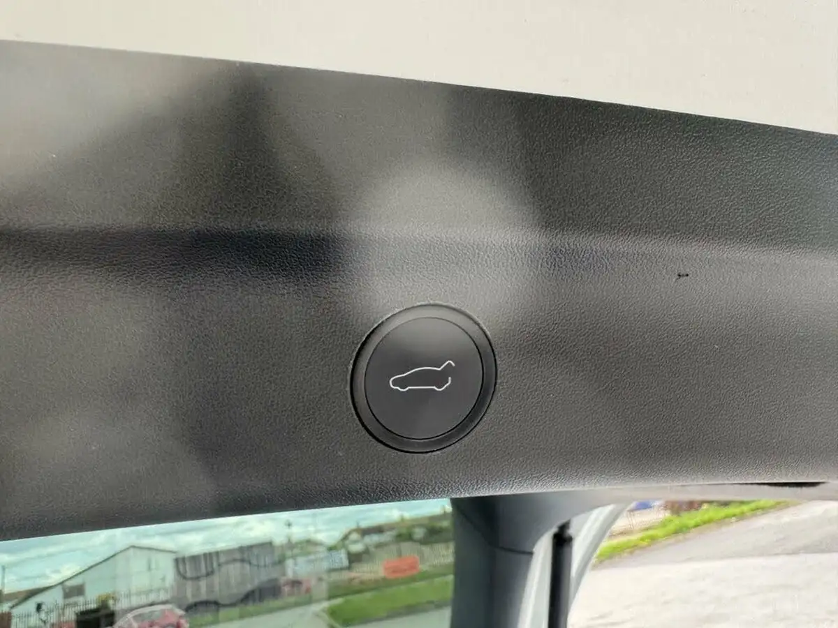 2022-tesla-model-y-e-long-range-big-21