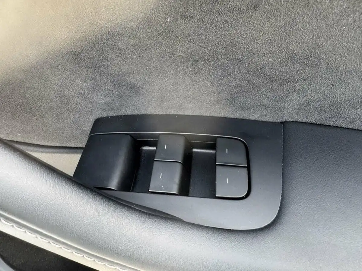 2022-tesla-model-y-e-long-range-big-43