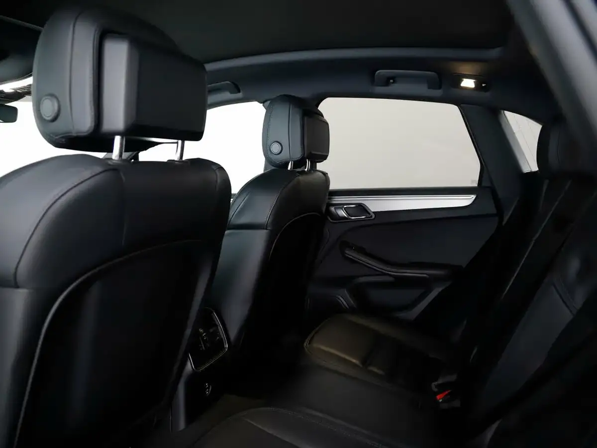 2023-porsche-macan-20-big-13