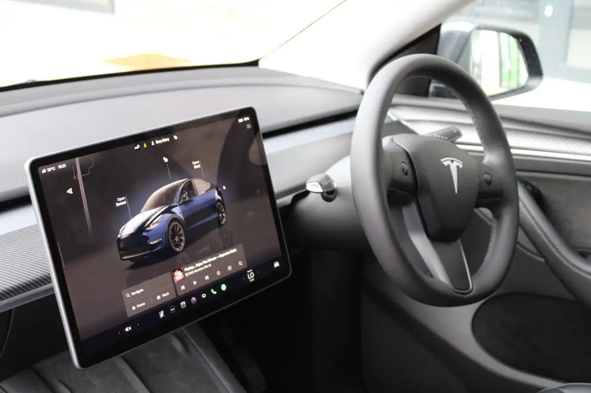 2023-tesla-model-y-e-long-range-big-9