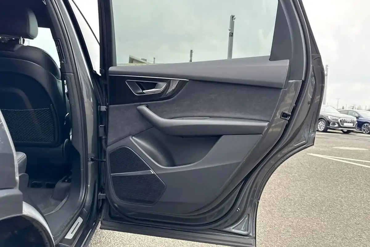 2023-audi-q7-30-50-tdi-black-edition-big-42