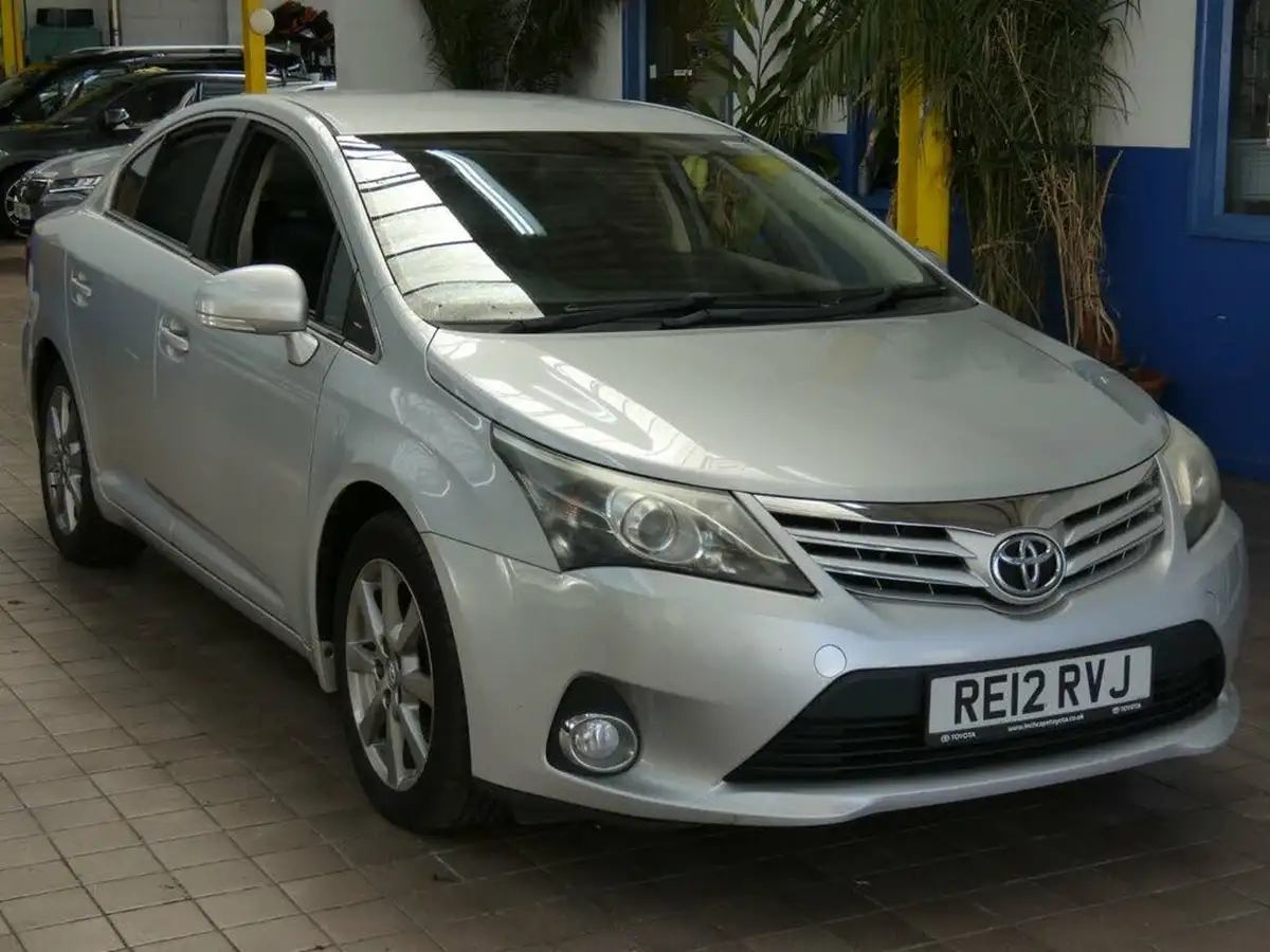 2012-toyota-avensis-20td-t4-saloon-4d-big-0