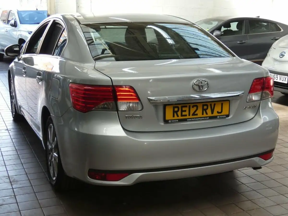 2012-toyota-avensis-20td-t4-saloon-4d-big-21