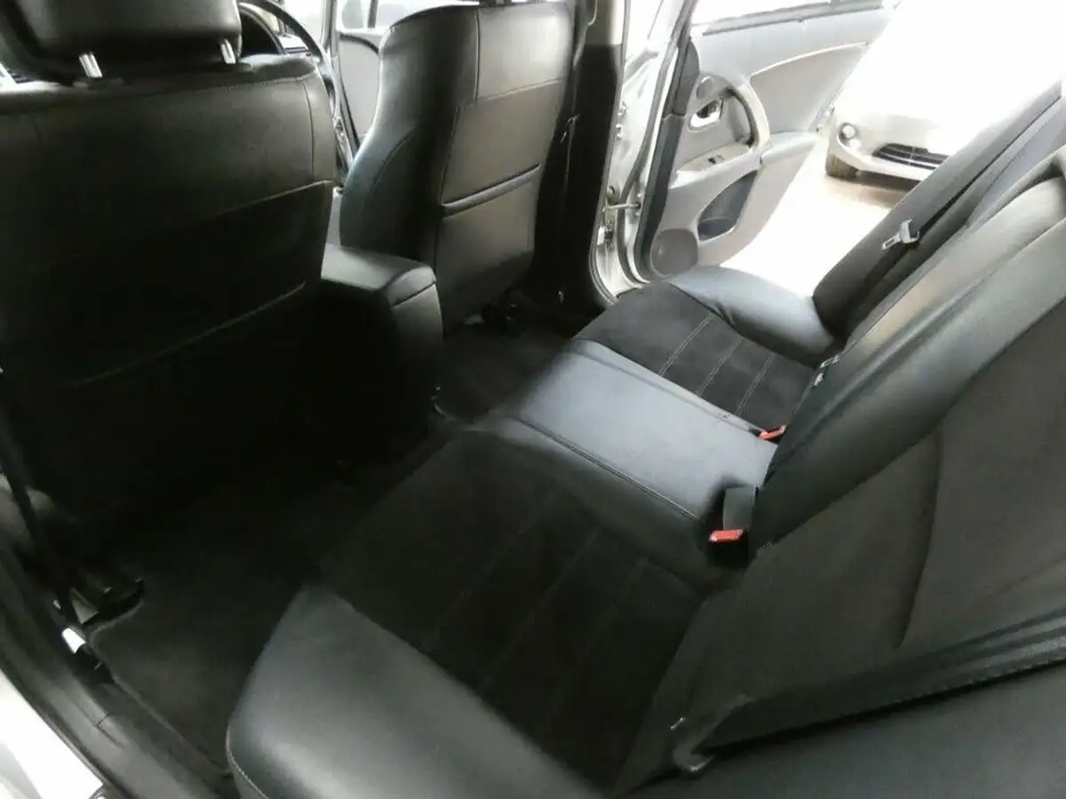 2012-toyota-avensis-20td-t4-saloon-4d-big-45