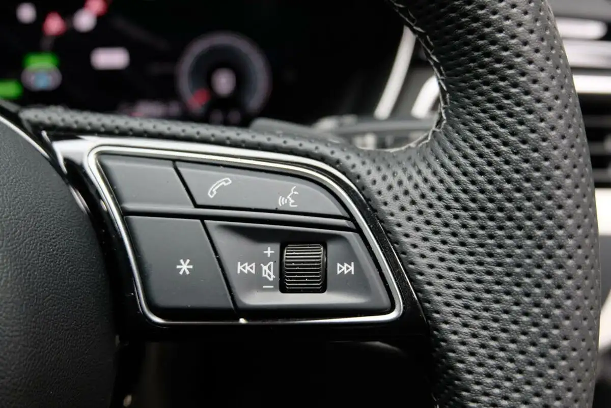 2024-audi-a4-avant-20-35-tfsi-s-line-big-16