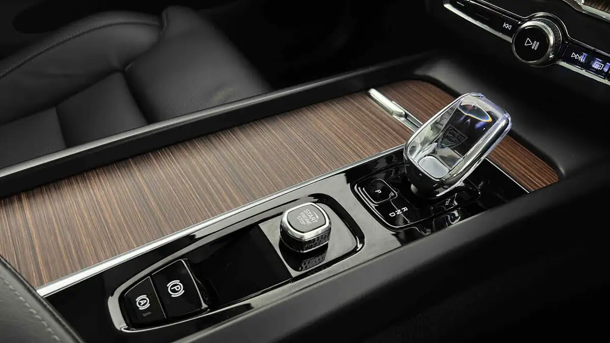 2024-volvo-xc60-20-t8-ultimate-dark-big-19