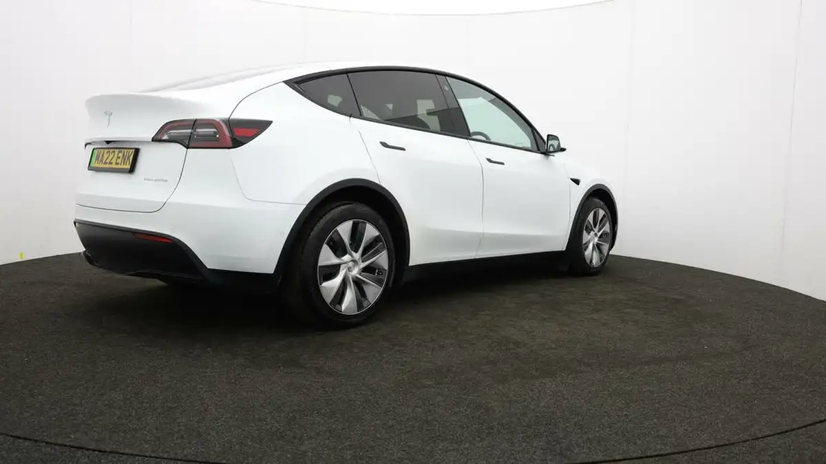 2022-tesla-model-y-e-long-range-big-25