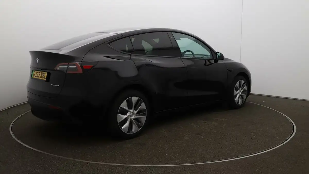 2022-tesla-model-y-e-long-range-big-45