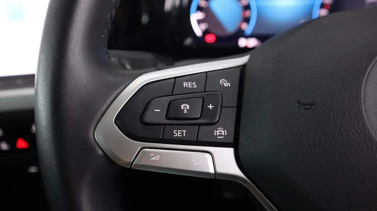 2022-volkswagen-golf-15-tsi-life-130ps-hatchback-big-20