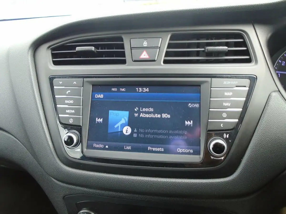 2016-hyundai-i20-10-sport-nav-100ps-big-15