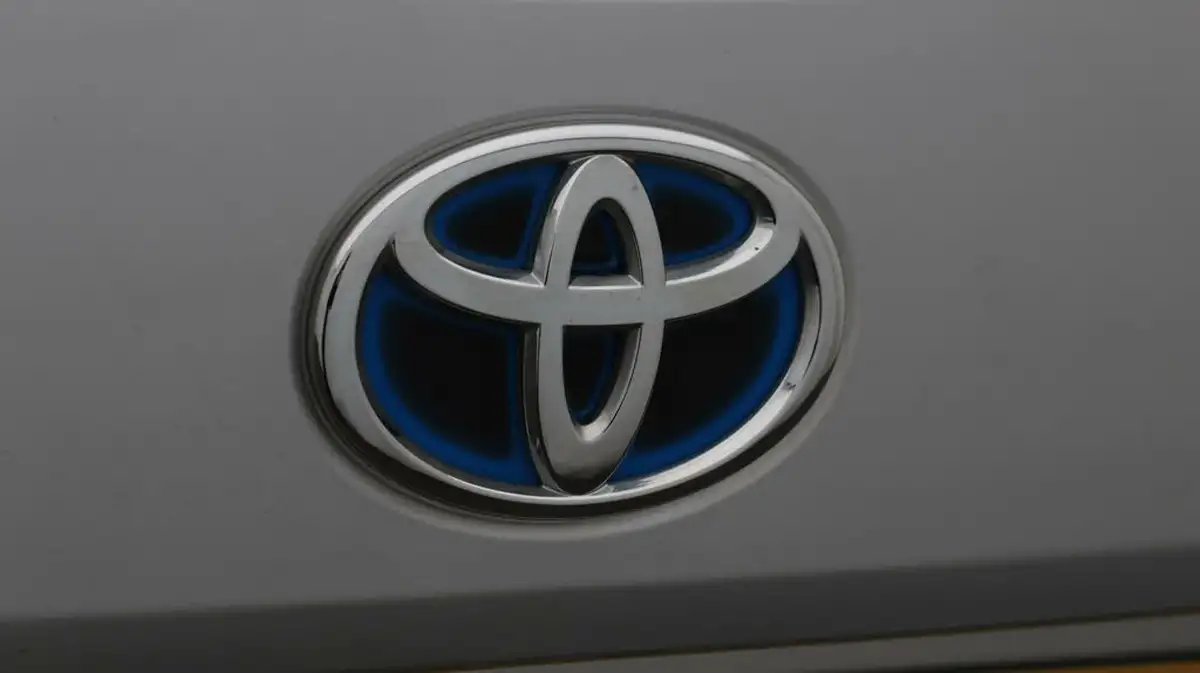 2023-toyota-corolla-18-vvt-i-icon-tech-spare-wheel-touring-sports-5d-big-20