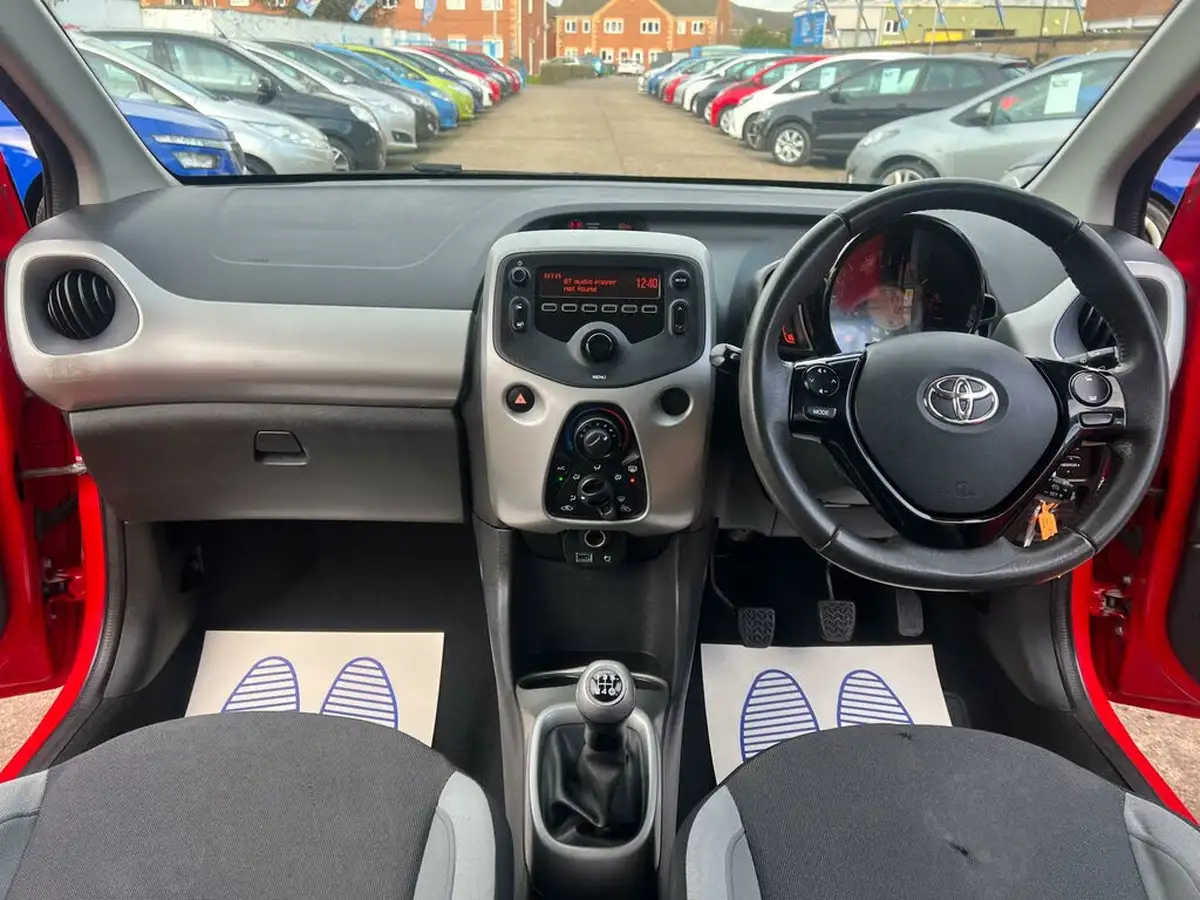 2014-toyota-aygo-10-vvt-i-x-play-5d-big-1