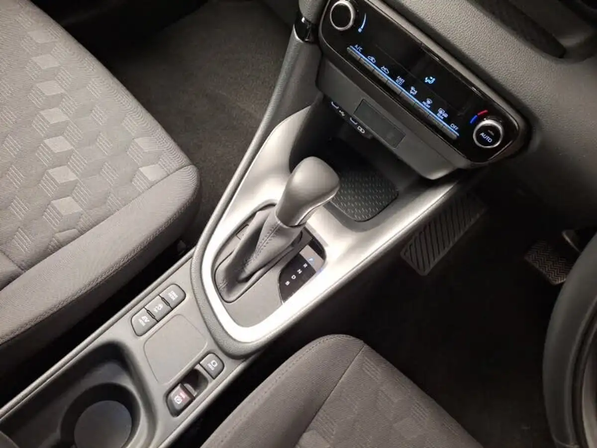 2024-mazda-mazda2-15-centre-line-big-10