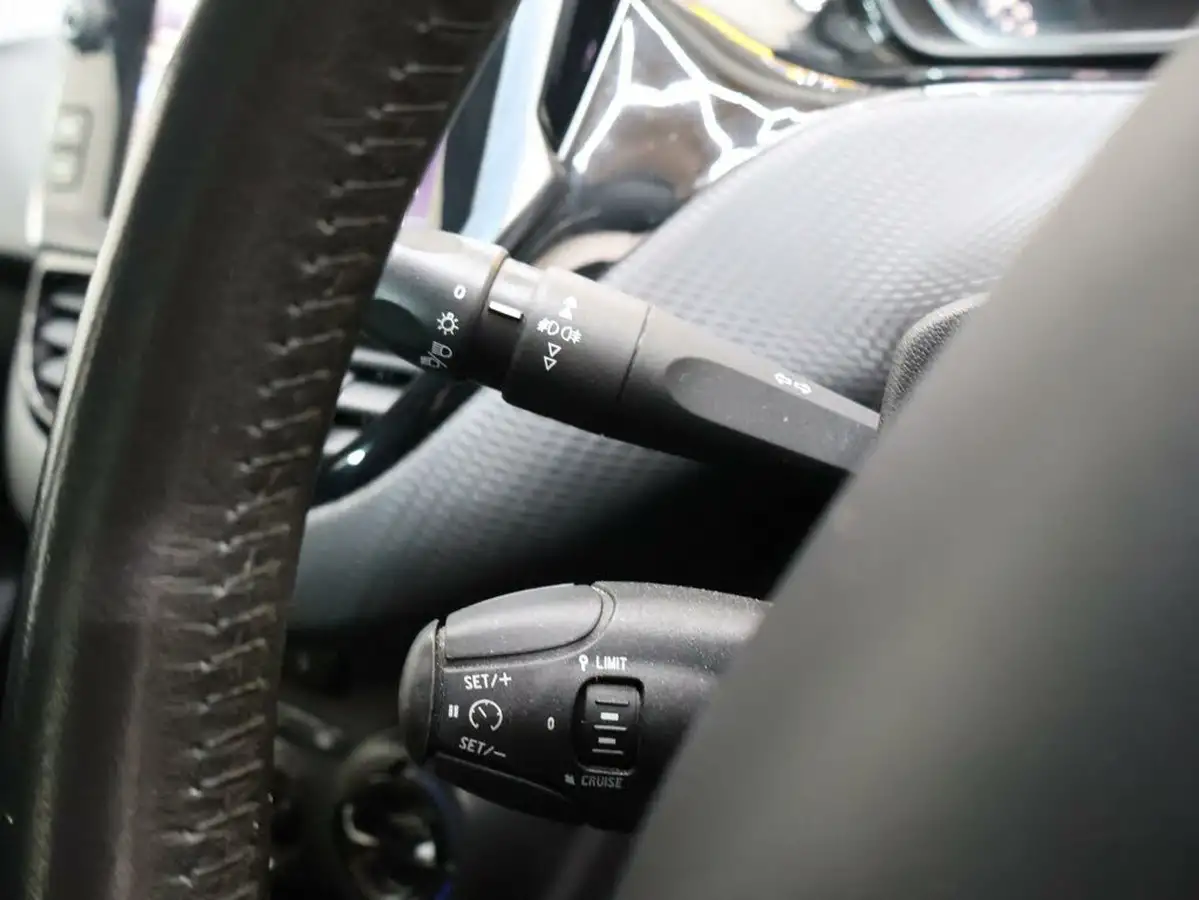 2016-peugeot-208-12-puretech-active-design-lime-5d-big-24