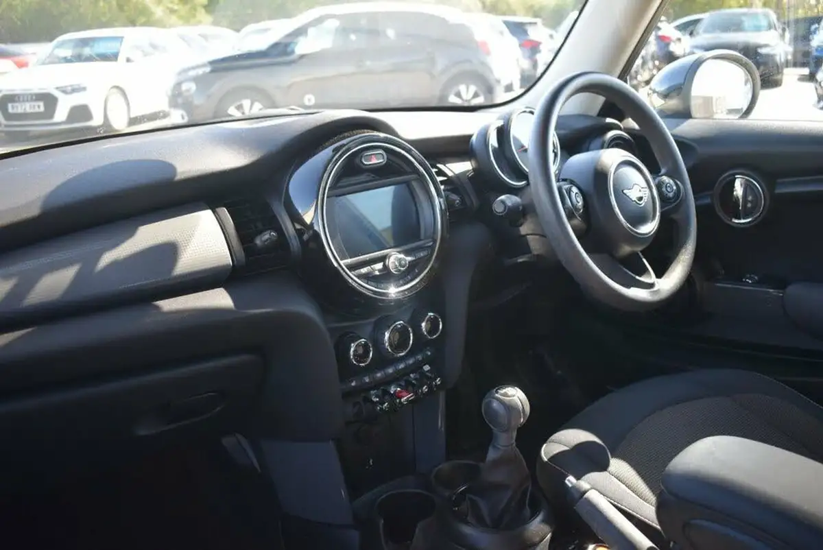 2018-mini-cooper-15-cooper-classic-ss-hatchback-3d-big-11