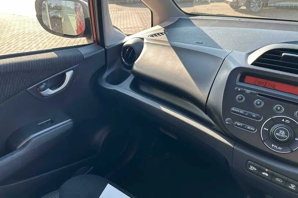 2014-honda-jazz-14-es-plus-cvt-big-28