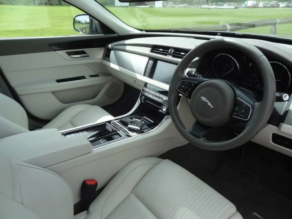 2015-jaguar-xf-20td-prestige-180ps-auto-big-8