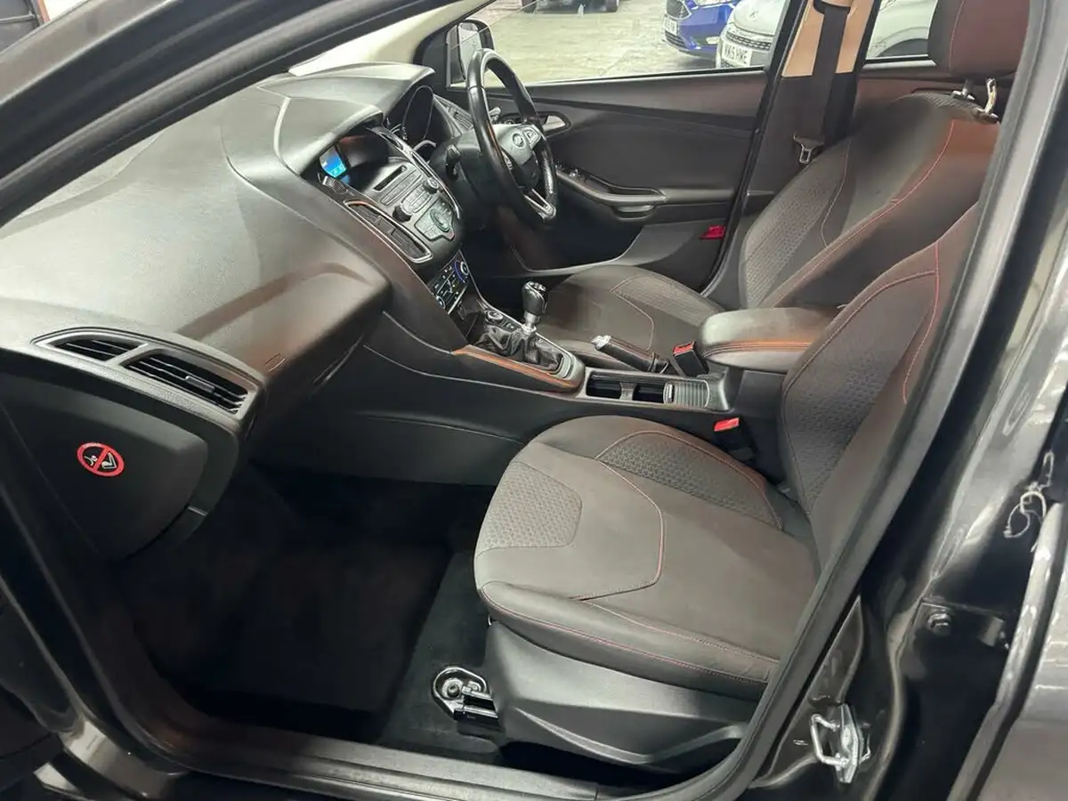 2015-ford-focus-16tdci-zetec-s-hatchback-big-16