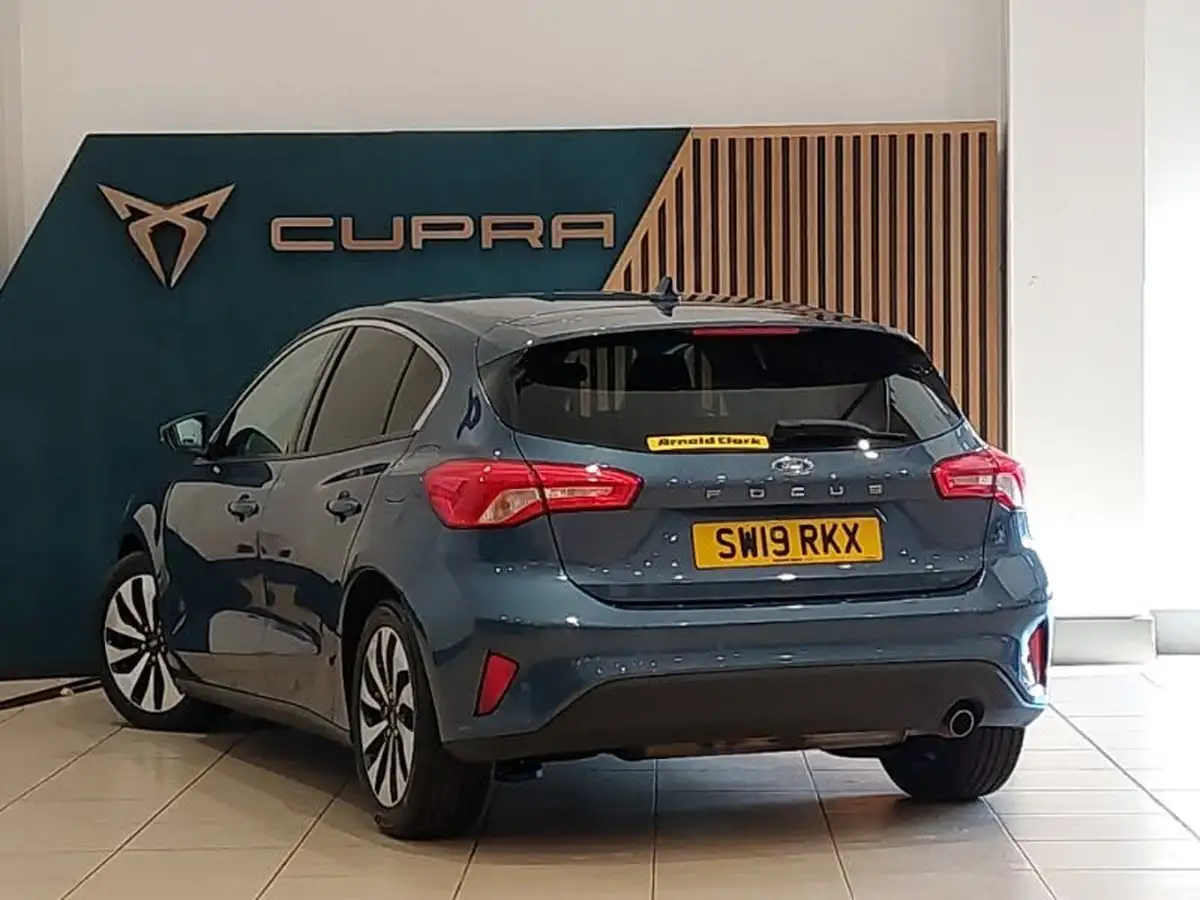 2019-ford-focus-10t-zetec-125ps-hatchback-big-1