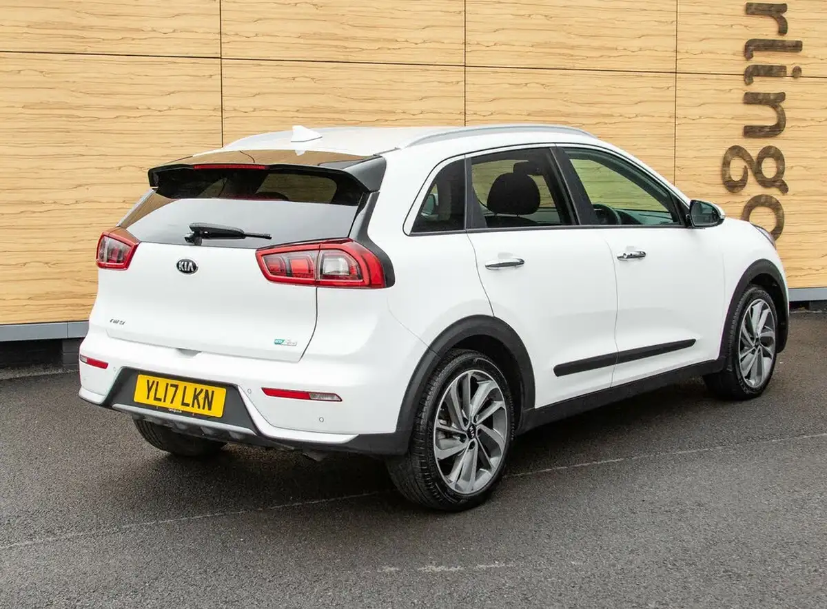 2017-kia-niro-16-gdi-first-edition-big-2