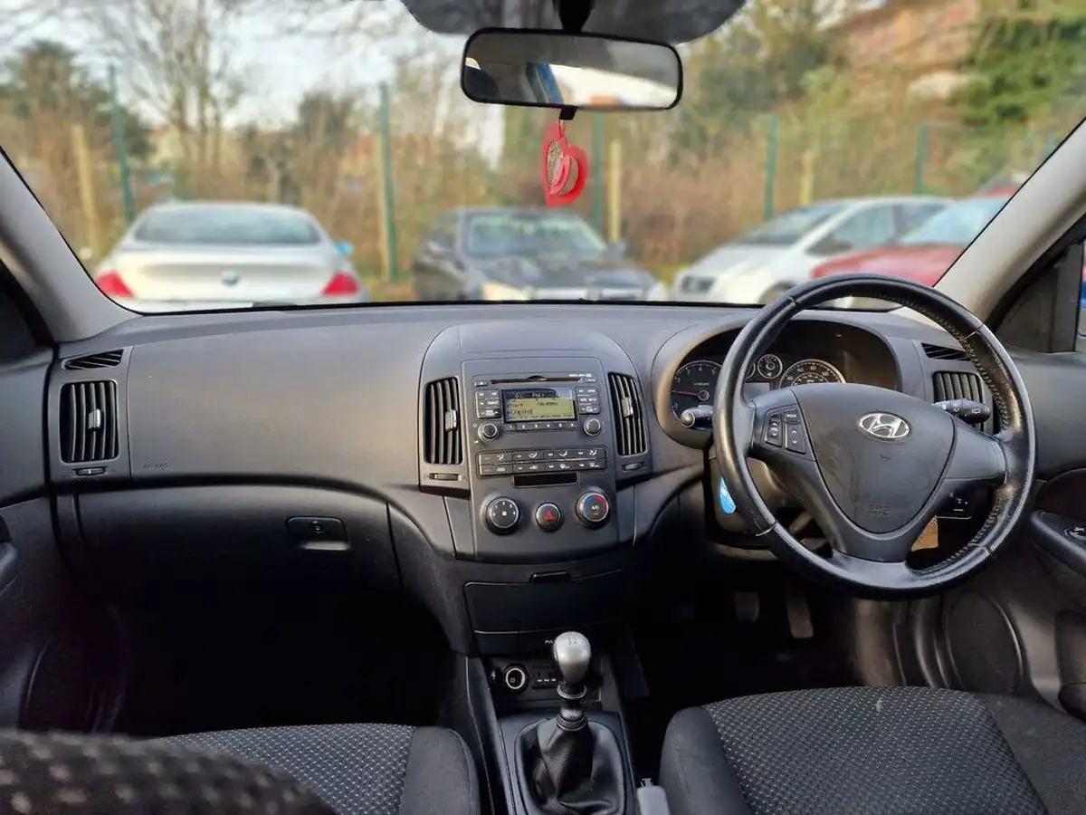 2010-hyundai-i30-14-comfort-107bhp-hatchback-big-8