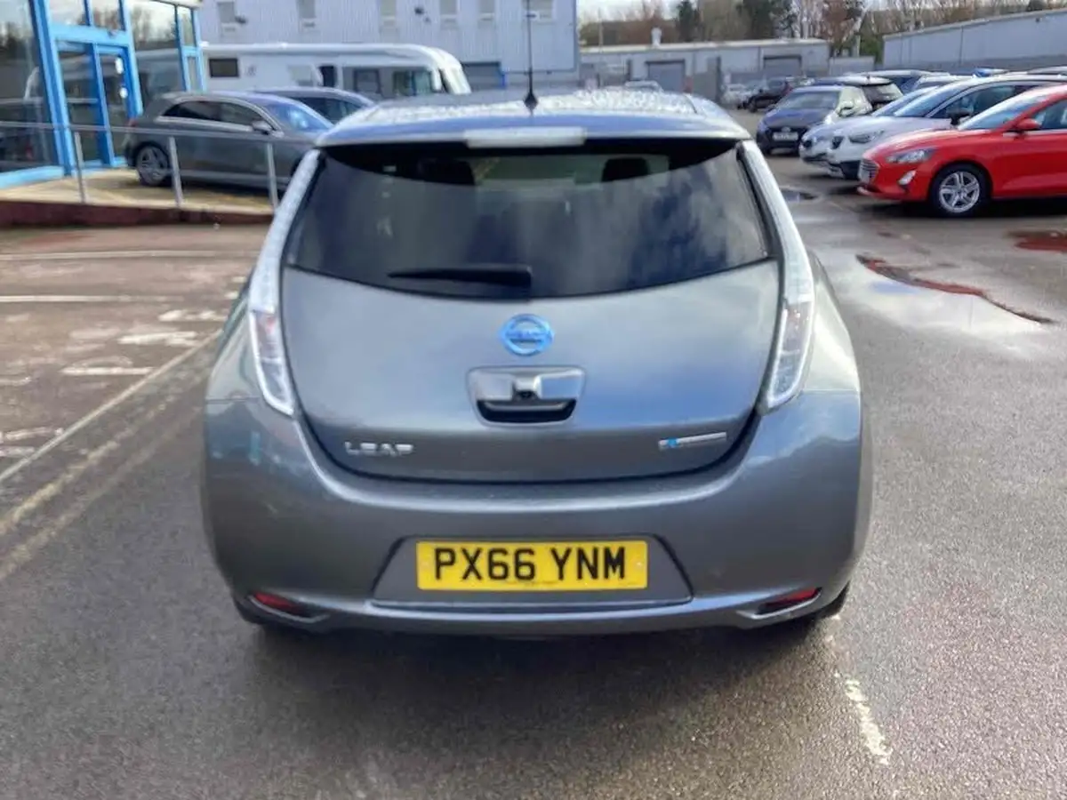 2016-nissan-leaf-e-tekna-30kwh-big-13