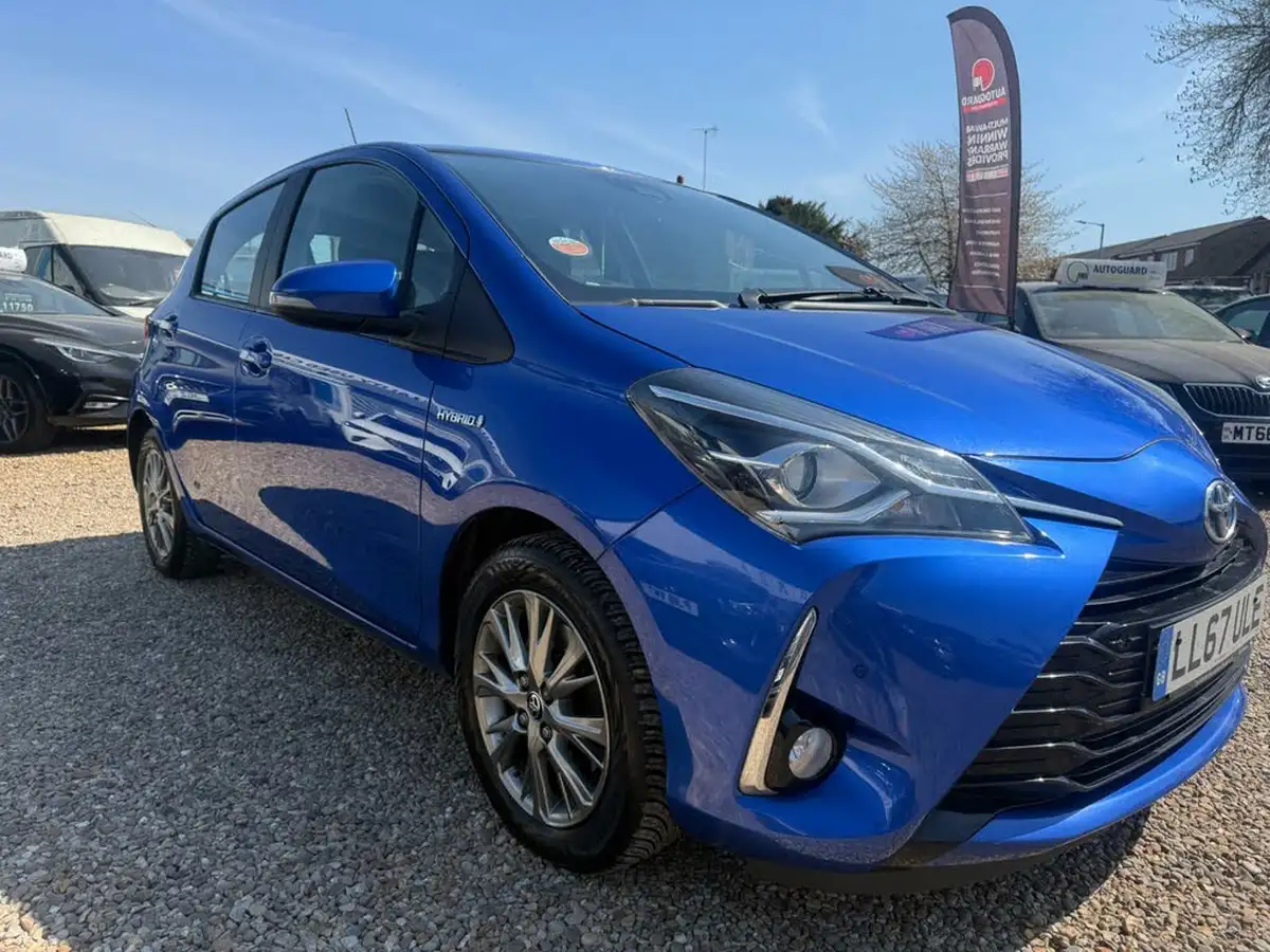 2017-toyota-yaris-15-vvt-i-icon-navi-hybrid-big-17