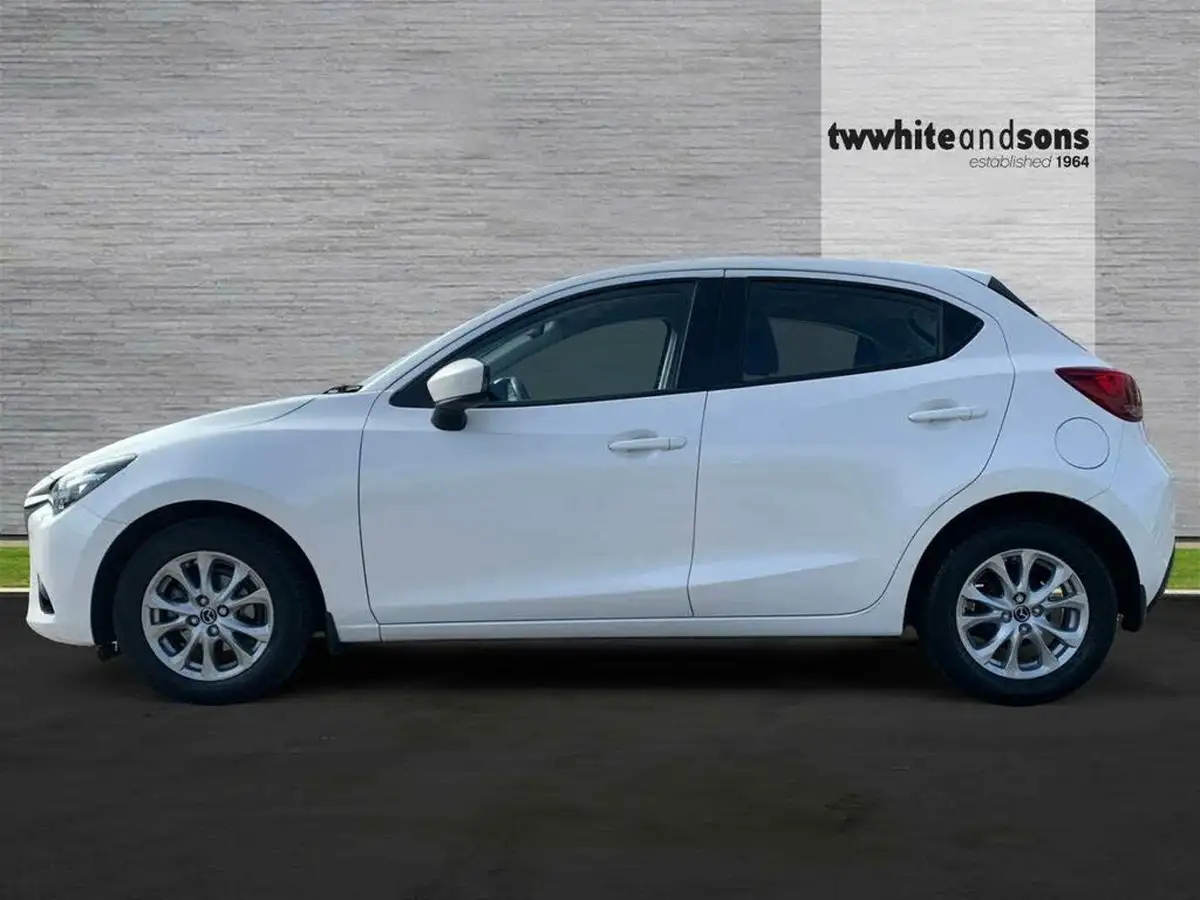 2016-mazda-mazda2-15-se-l-nav-big-3