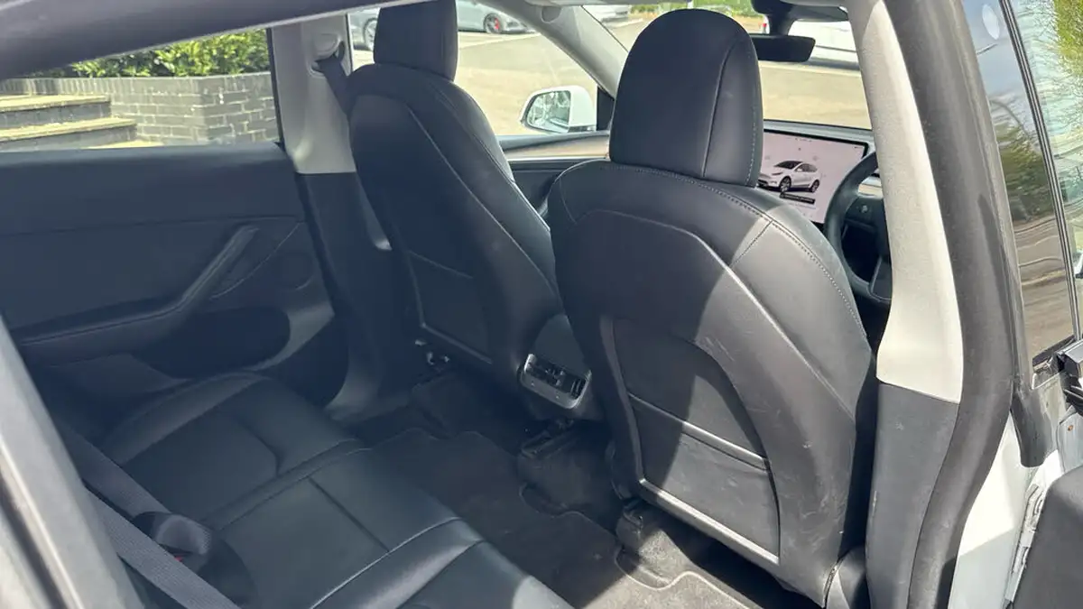 2022-tesla-model-y-e-long-range-big-16
