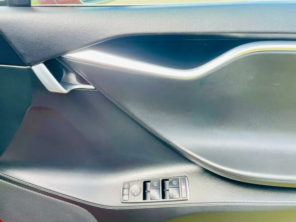 2015-tesla-model-s-e-p85d-nav-big-24
