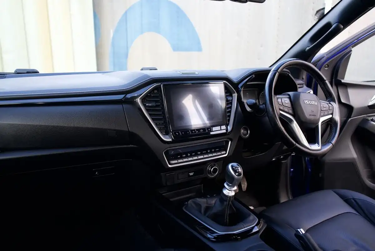 2023-isuzu-d-max-19td-v-cross-big-74