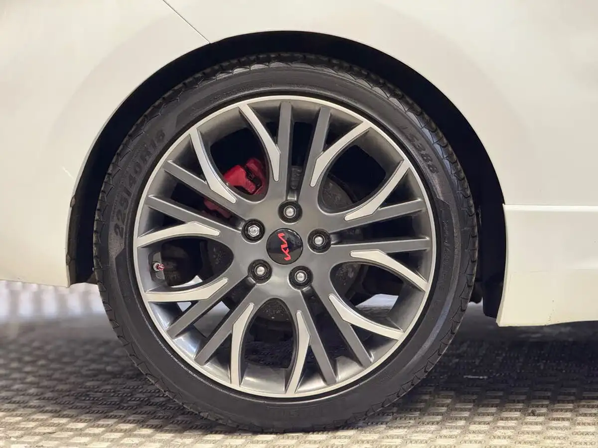 2015-kia-pro-ceed-16-gt-tech-big-9