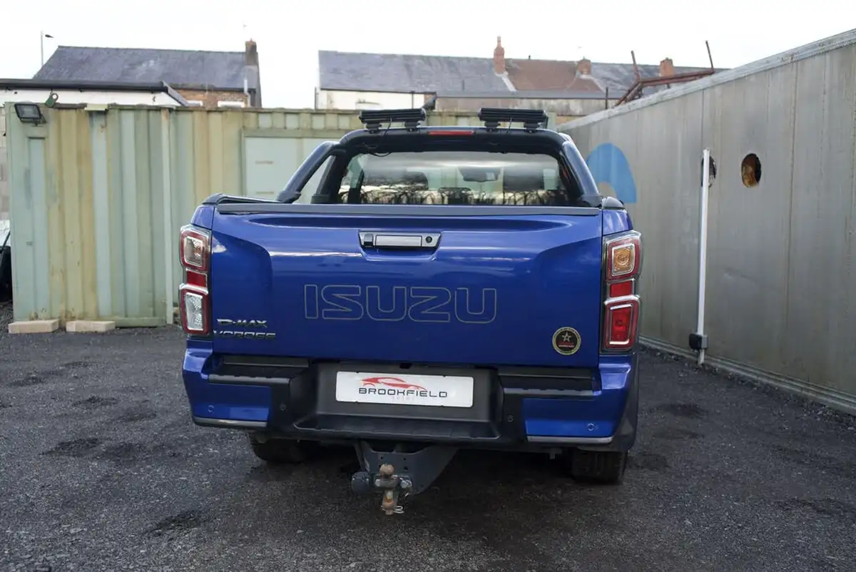 2023-isuzu-d-max-19td-v-cross-big-26