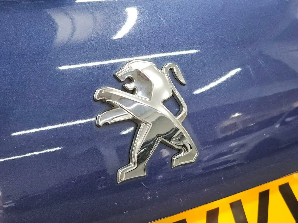 2014-peugeot-208-12-active-vti-3d-big-75