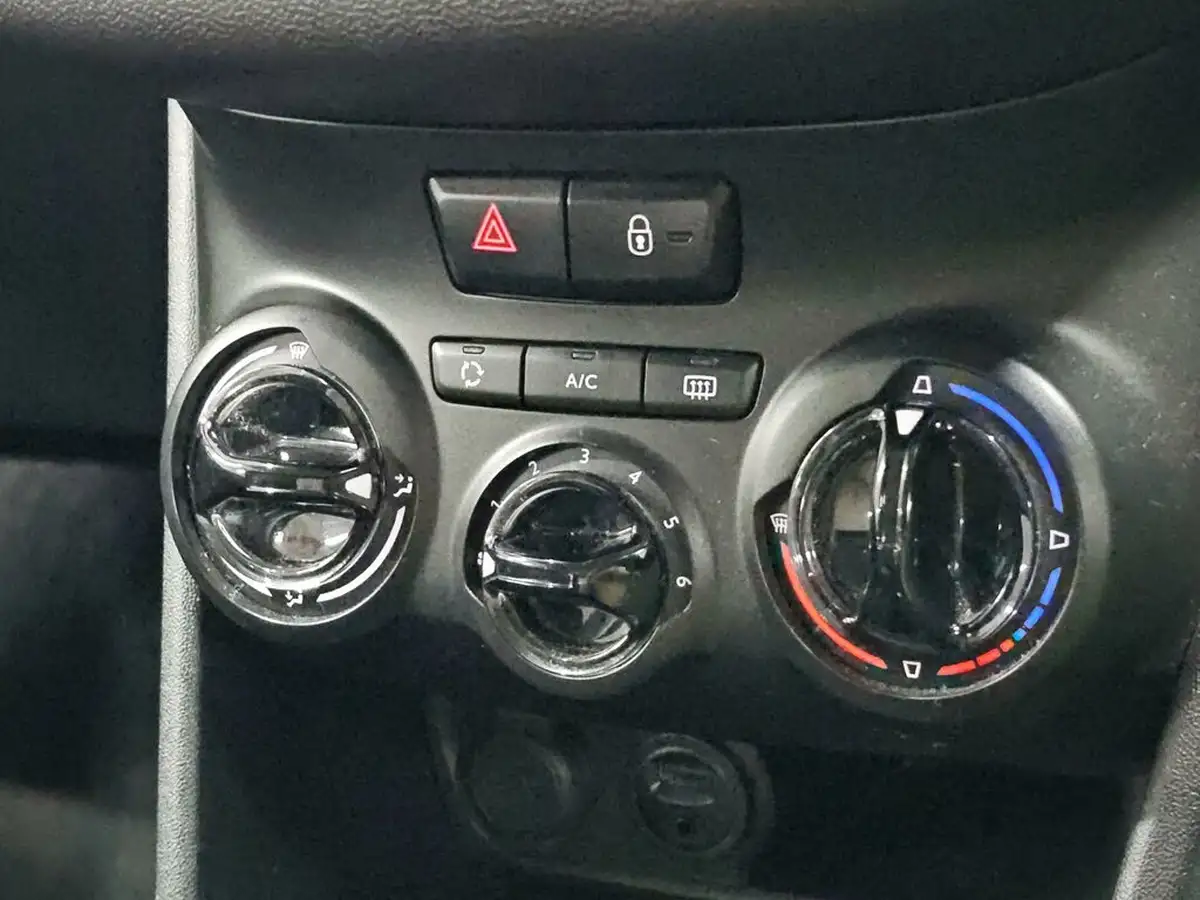 2014-peugeot-208-12-active-vti-3d-big-52