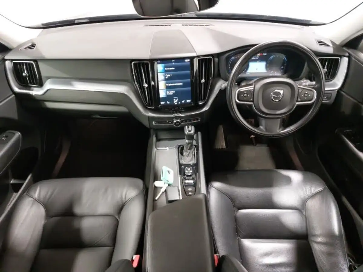 2018-volvo-xc60-20td-d4-momentum-4x4-geartronic-big-2