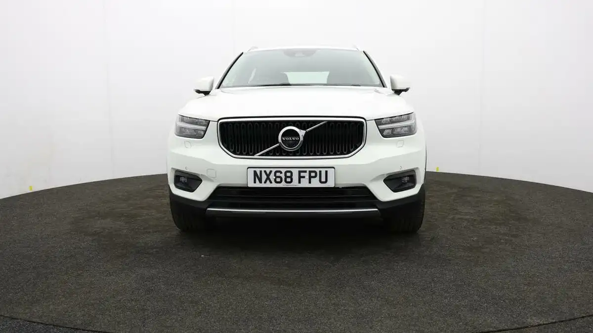 2018-volvo-xc40-20td-d3-momentum-pro-geartronic-big-1