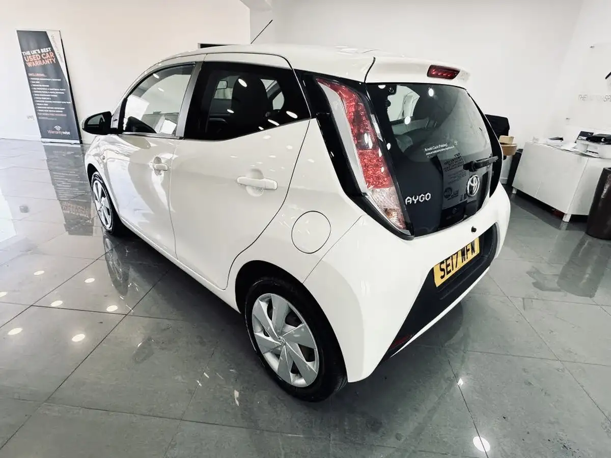 2017-toyota-aygo-10-vvt-i-x-play-71bhp-5d-x-shift-big-2
