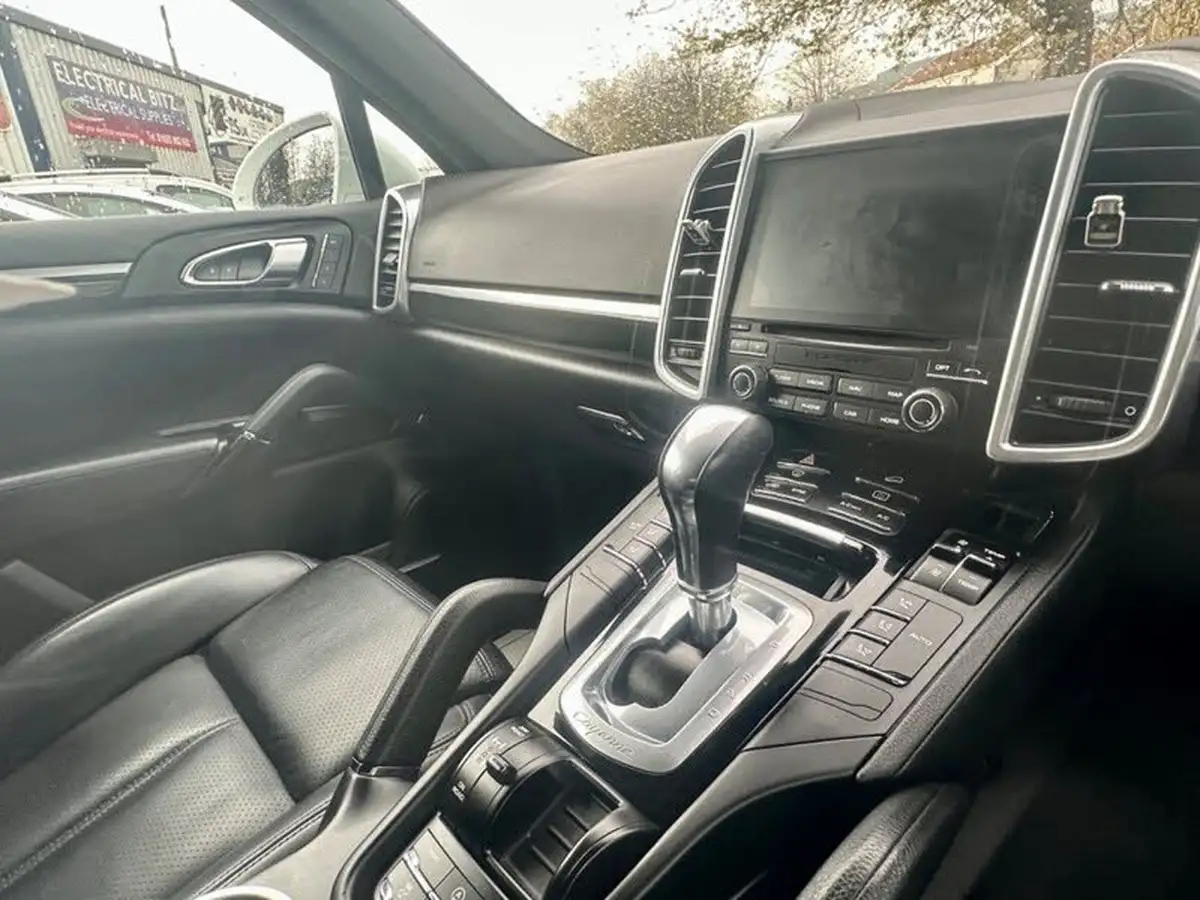 2016-porsche-cayenne-30td-big-16