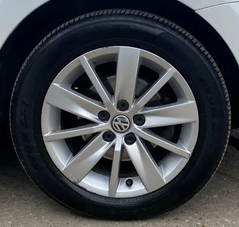 2015-volkswagen-polo-12-tsi-se-5d-big-11