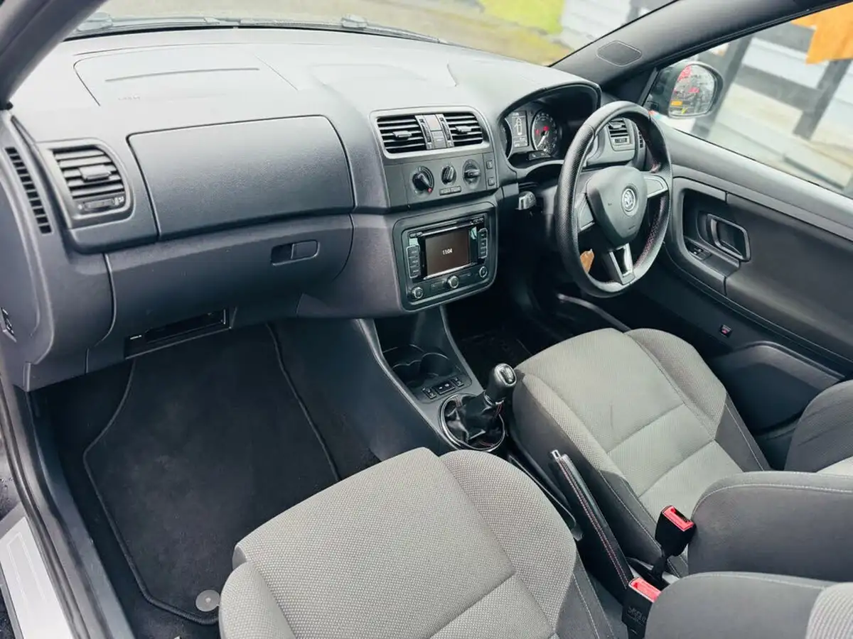 2014-skoda-fabia-12-black-edition-hatchback-big-14