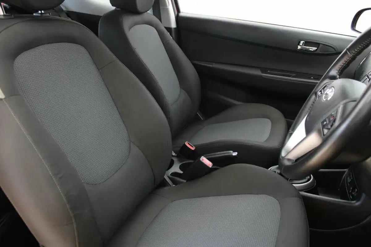 2012-hyundai-i20-12-active-3d-big-17