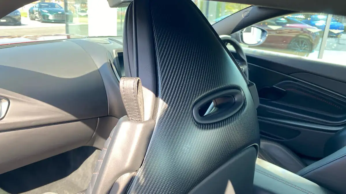 2019-aston-martin-db11-40-v8-big-24